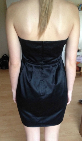 Schwarzes trägerloses Abendkleid 