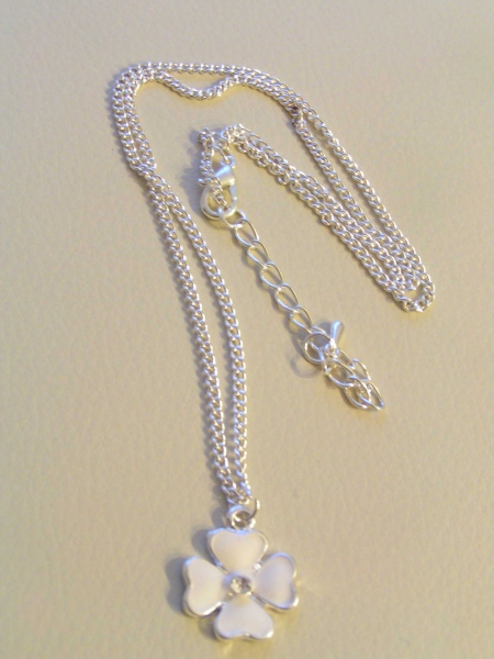 Kette mit Kleeblatt Anhänger weiß mit Stein