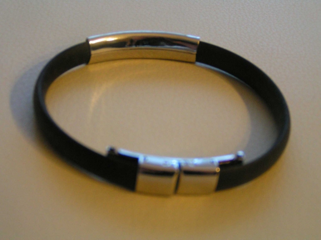 schönes Kautschuk Armband schwarz mit Verzierung