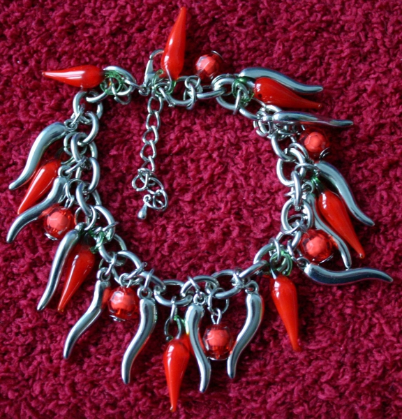 Silberne Armkette mit roten und silbernen Chilischoten