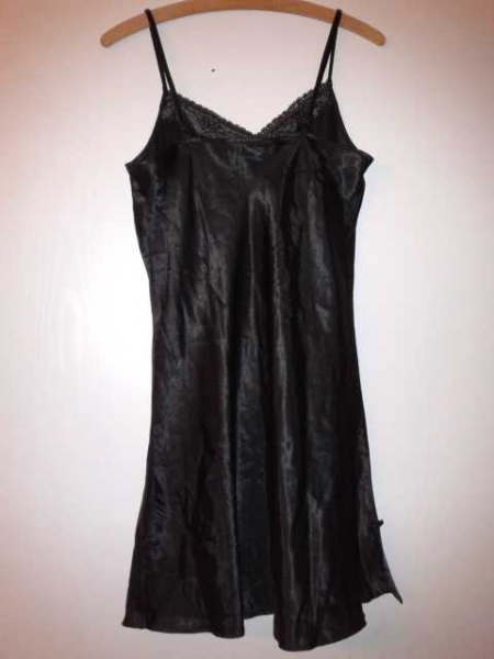 Schwarzes Seiden Neglischee