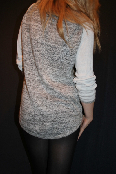 Pullover, grau fein gestrickt, weiße Ärmel   (GrößeS)