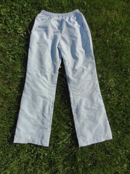 Leichte hellblaue Sporthose