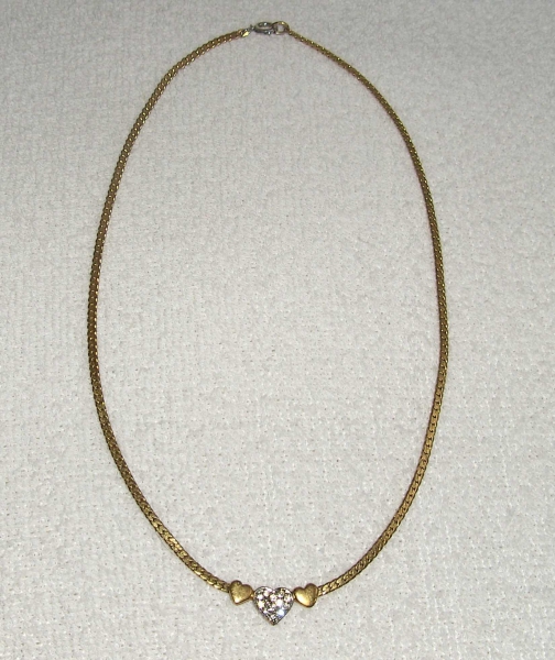 Süßes Goldkettchen mit Herzen