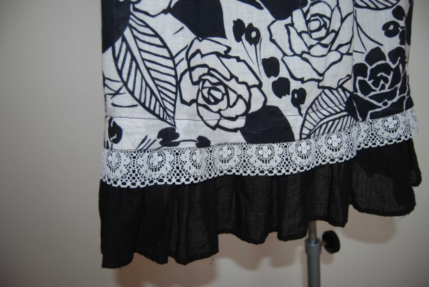 Schwarz/weisses   Blümchen  Flower-Power Midikleid Trendi