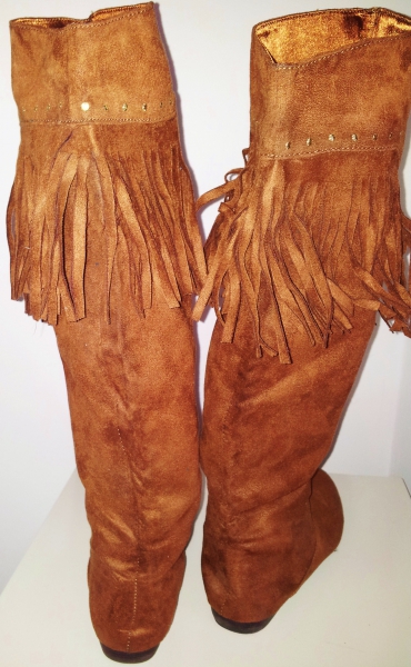 Braune Stiefel mit Fransen und goldenen Applikationen