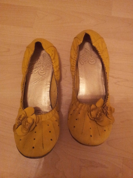 senffarbene Ballerinas