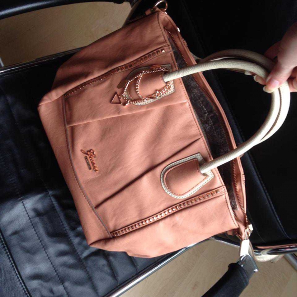 Neuwertige Tasche von GUESS