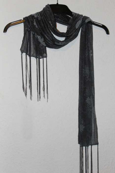 durchsichtig grauer dünner schal mit mustern