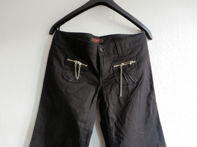Lässige schwarze Schlaghose Gr. 28 bzw 36 Lackverzierungen bunte Reißverschlüsse