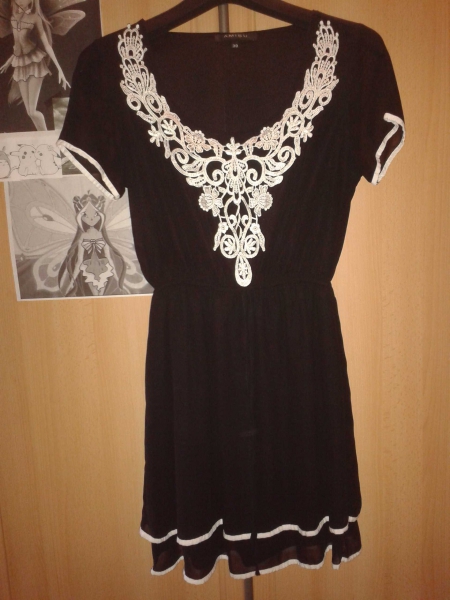 Süßes, schwarzes Kleid mit Spitzeneinsatz