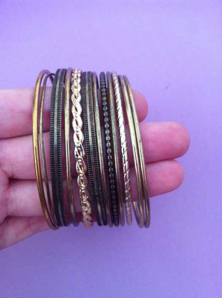 12 goldenen Armreifen