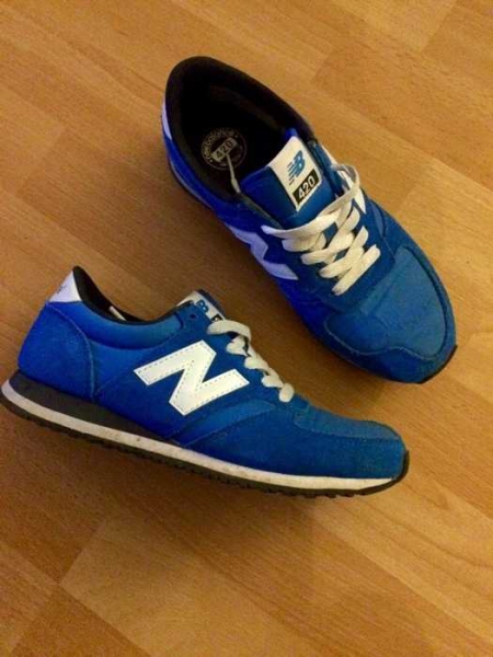 Strahlend blaue New Balance Sneaker
