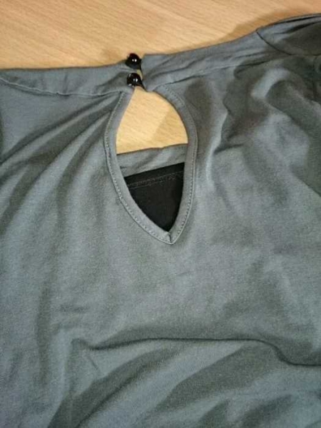 Graues Wasserfall T-Shirt mit wunderschönen Blumenstickereien