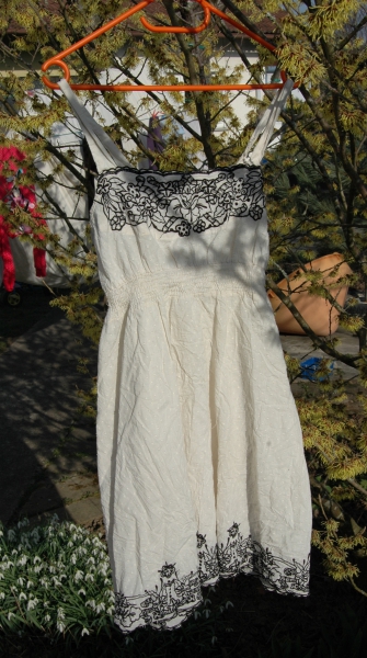 weißes Sommerkleid mit Blumenstickerei
