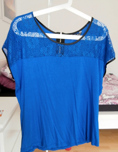 Cooles Shirt mit Spitze und Lederimitat