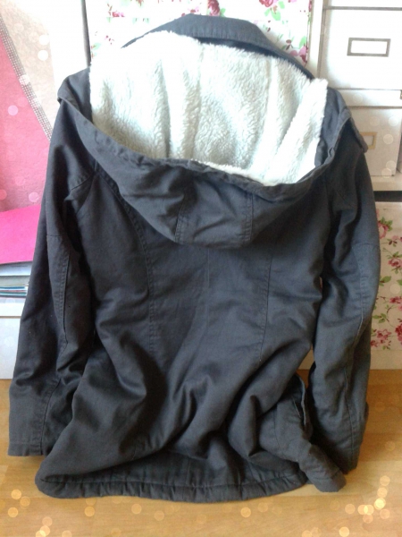 Halblanger grauer Parker (Herbstjacke/Winterjacke)