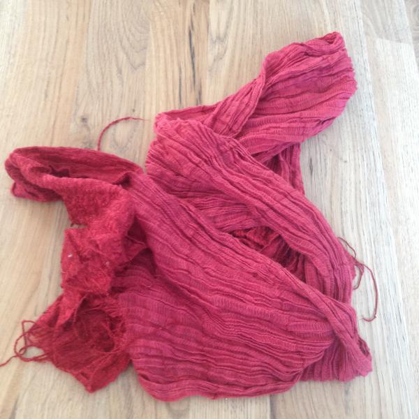 Roter Schal aus Seide