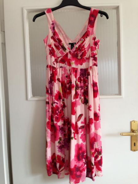 schönes Blumenkleid