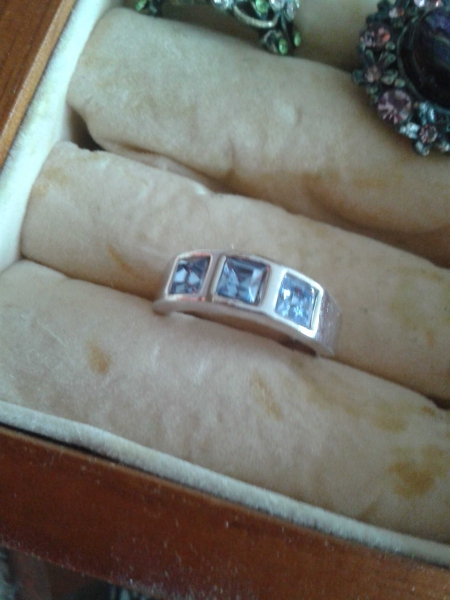 Silberfarbene Kette + Ring, blaue Steine