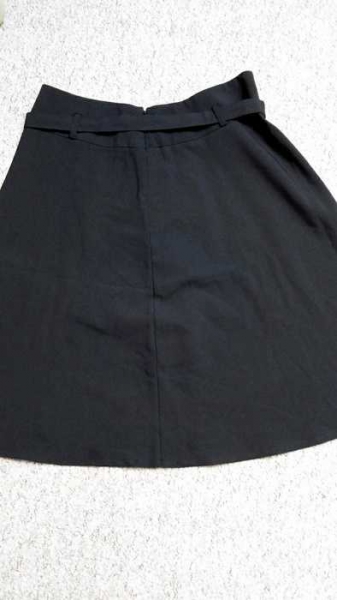 Schwarzer Rock mit Gürtel