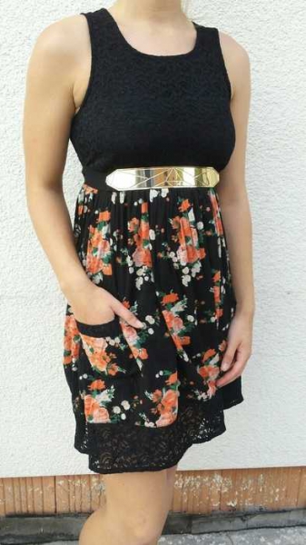 Wunderschönes Blumenkleid mit Spitze