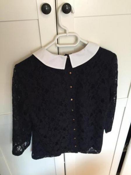 Spitzenoberteil mit bübchenkragen und goldenen Knöpfen am Rücken 