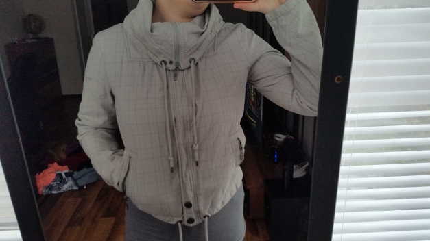 Graue Jacke mit breitem Kragen