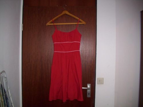 schönes rotes kleid