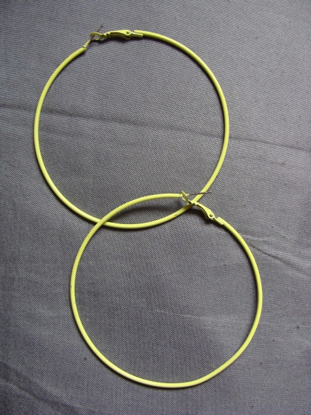 Gelbe Creolen zu verschenken