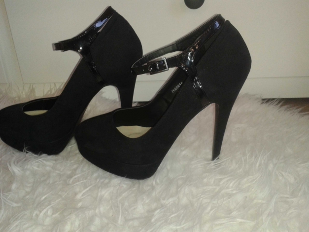 Schwarze High Heels