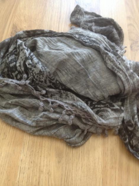 grau- schwarzer Schal/ Tuch von Yerse