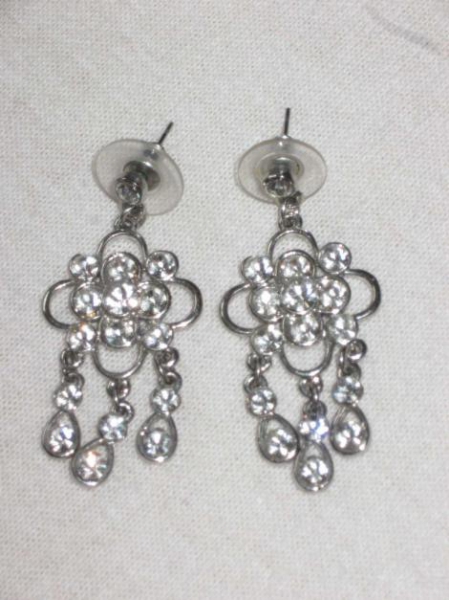 Silberne Ohrringe mit Glitzersteinchen