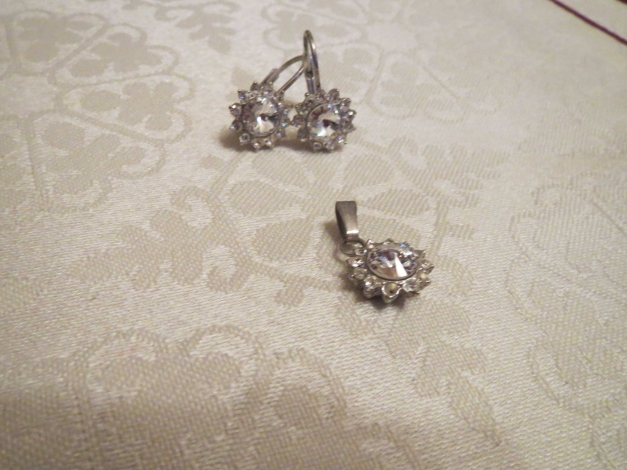 Ohrringe und Anhänger,  Modeschmuck