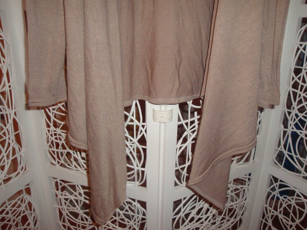 langer beiger Cardigan