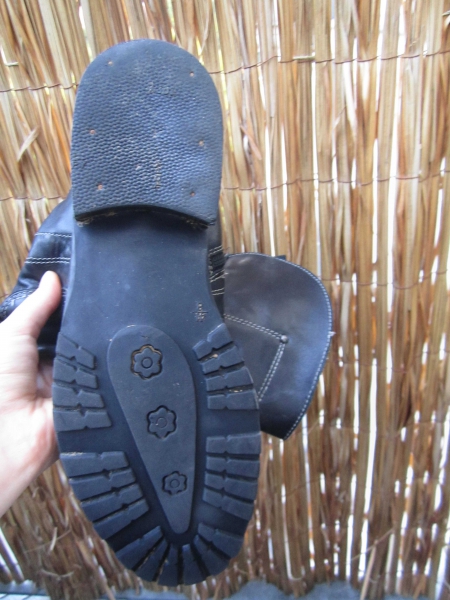 Schwarze Lederstiefel mit Schnalle