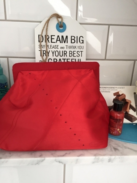 tolles Kosmetiktäschchen der Marke Clarins