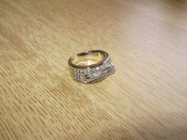 Ring breit silbern Glitzerstein rechteckig einmal getragen