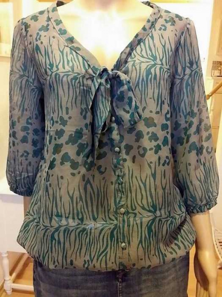 Sehr Schöne lockere Bluse mit schleife