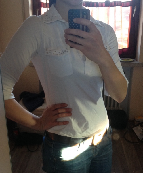 weißes Shirt mit Nieten