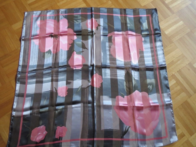 Tuch, rosa und grau mit Blumen-Muster