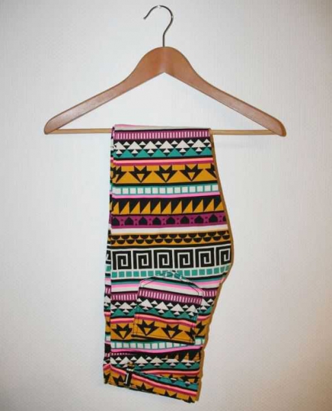 Bunt gemusterte Hose Aztekenmuster