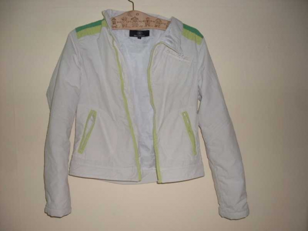 weiße jacke mit grünen streifen