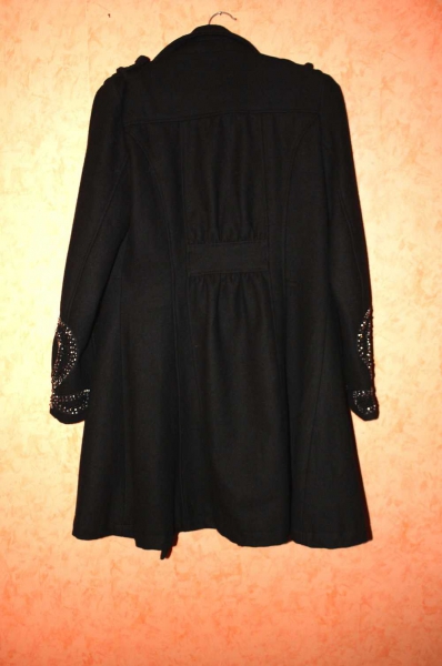 Schwarzer schöner Wintermantel mit Perlenstickerei
