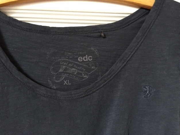 schicker blauer Pulli edc