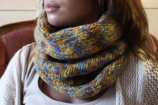 Selbstgestrickte, kuschelige Loops