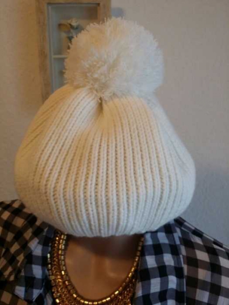 Schöne strick Mütze in grau und Creme Farbe 