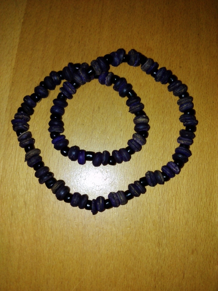 Kette lila schwarz mit Perlen