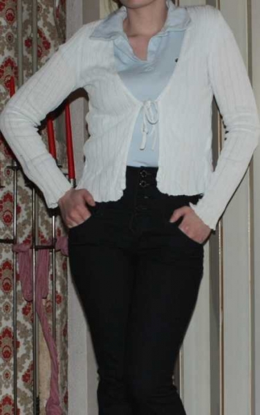 Süßes Strickjäckchen in weiß von H&M, Gr. 36, vorne zum Binden