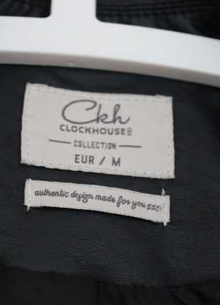 Schwarze Lederjacke im Bikerstil